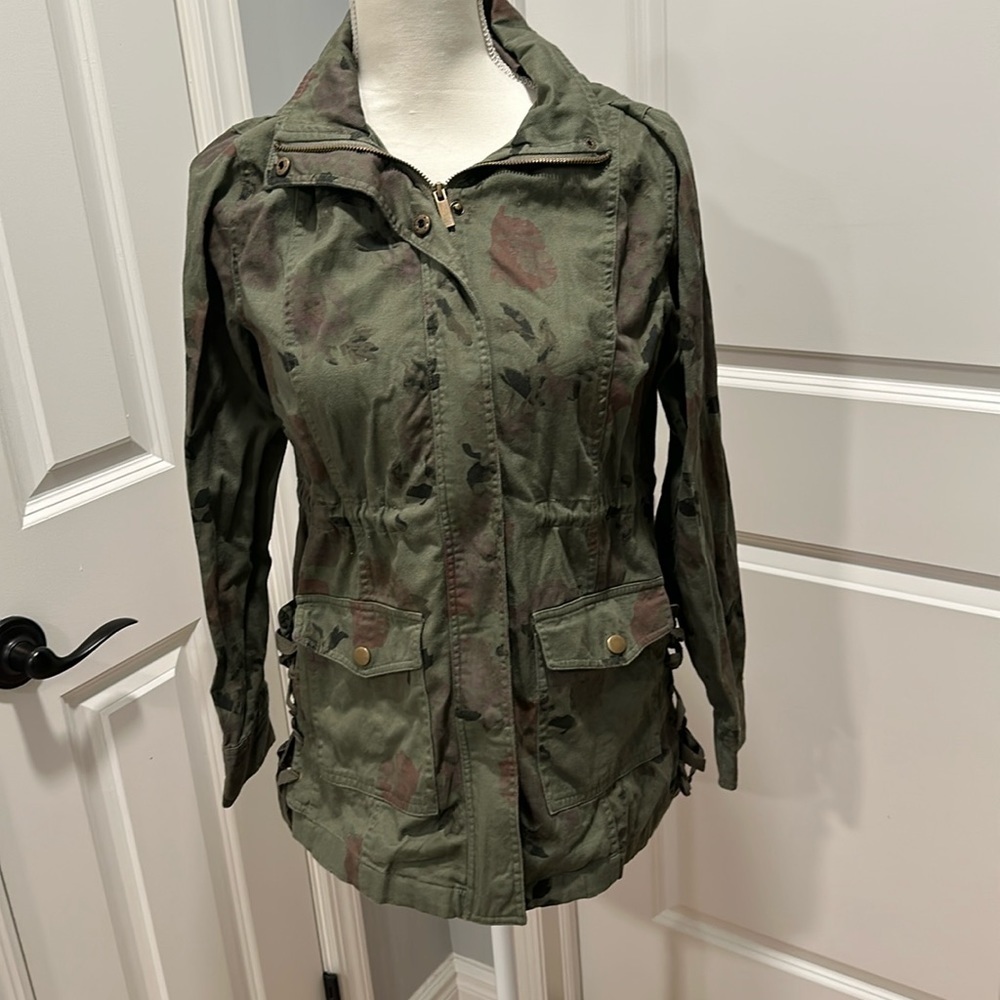 Camo print small cargo jacket